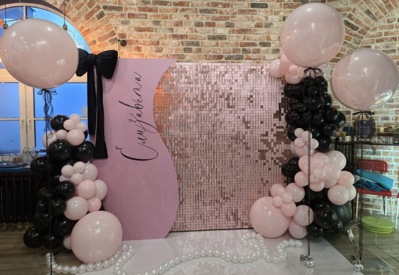 розовая фотозона на день рождения