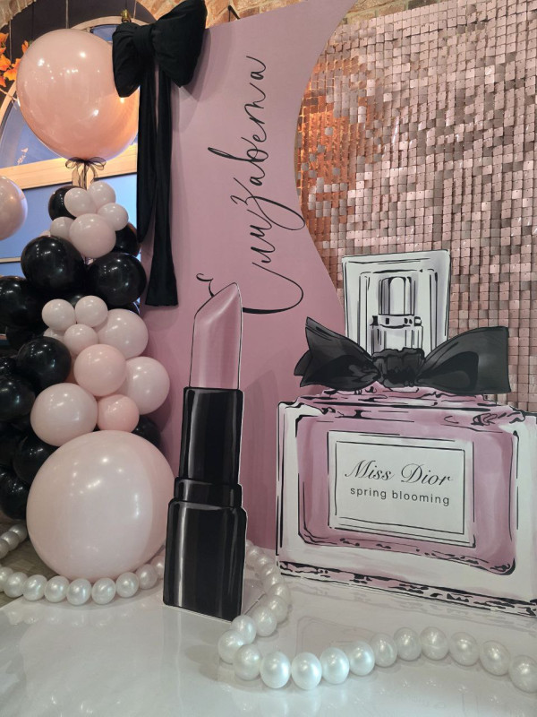 фотозона из пайеток в стиле шанель