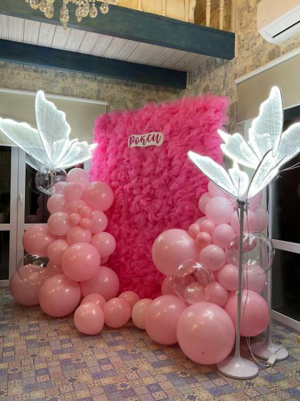 Фотозона из фатина с бабочками